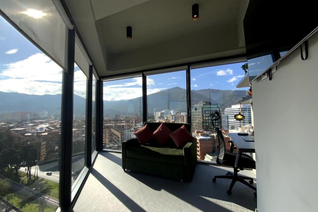 ein Wohnzimmer mit Stadtblick in der Unterkunft Bright luxurious flat with stunning view workspace in Bogotá