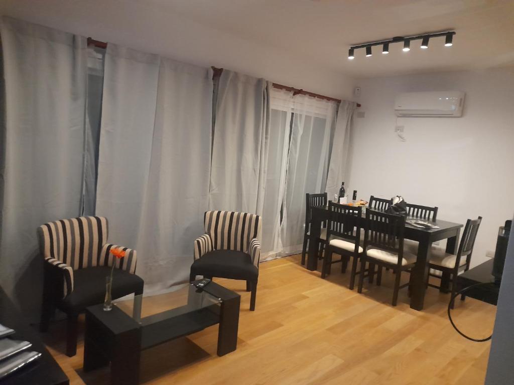 sala de estar con mesa de comedor y sillas en DEPARTAMENTO ENTERO CON SERVICIOS excelente en Buenos Aires