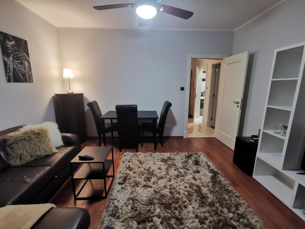 a living room with a couch and a table at Royal Place 2 bedrooms Apartment Wilanów in Warsaw