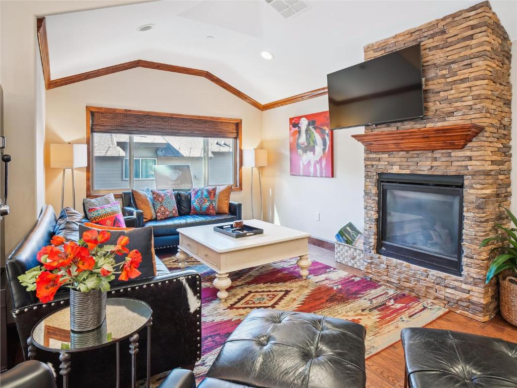 sala de estar con sofá y chimenea en Cozy Penthouse W Fireplace, Wifi, Gourmet Kitchen, en South Lake Tahoe