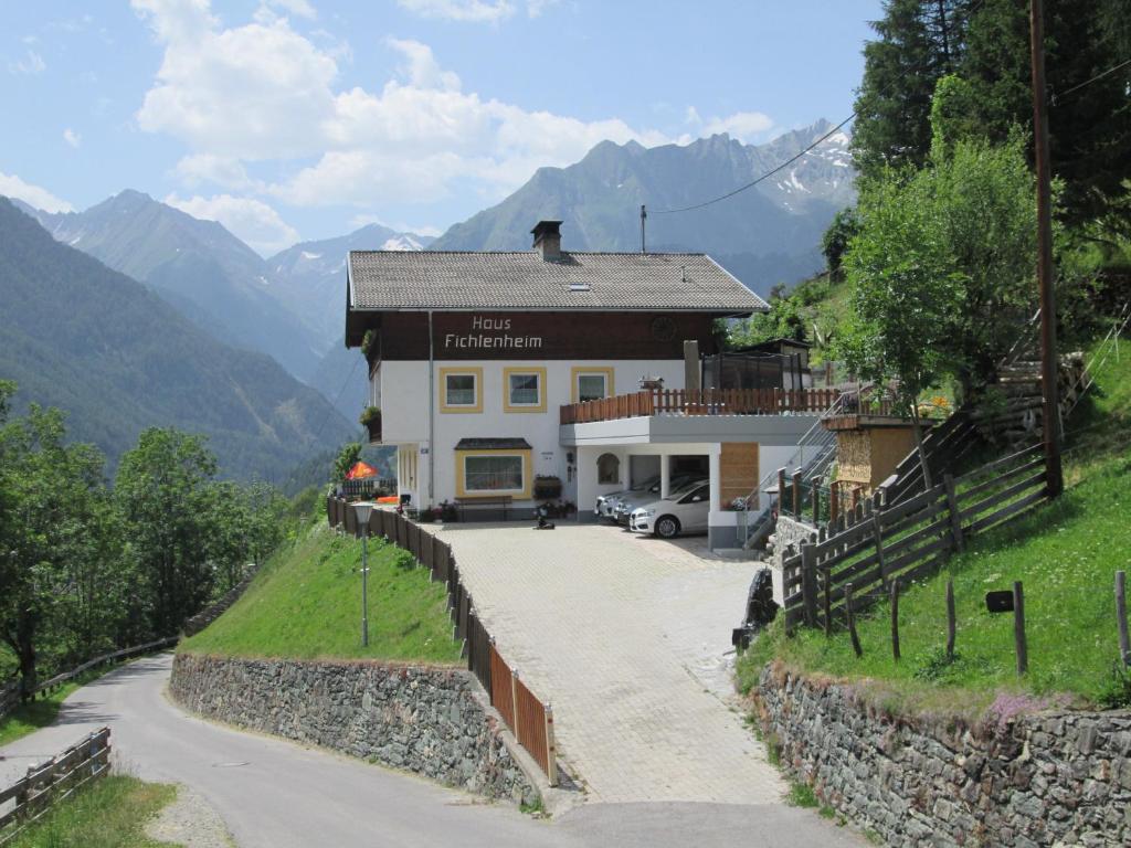 ein Haus an der Seite eines Hügels mit einer Straße in der Unterkunft Ferienhaus Fichtenheim in Prägraten