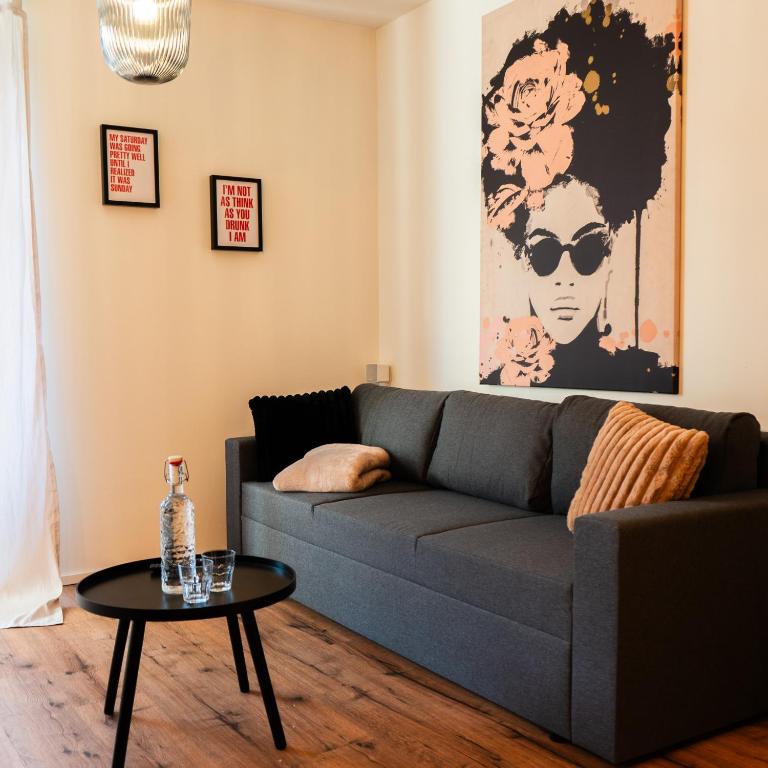 ein Wohnzimmer mit einem Sofa und einem Tisch in der Unterkunft M Apartment Charme - gemütlich geräumig heimisch in Landau in der Pfalz