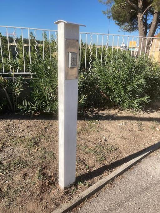 a parking meter on the side of the road at Studio «  Lisbonne » à Avignon in Avignon