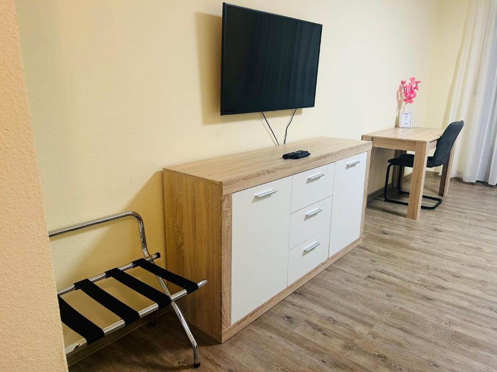 TV a/nebo společenská místnost v ubytování Hotel & Restaurant Olio é Pane ENZKLÖSTERLE