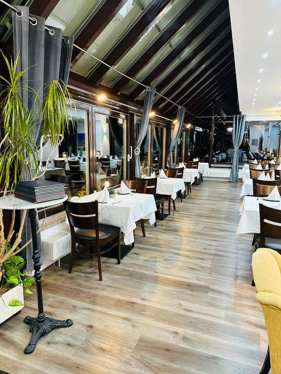 Restaurace v ubytování Hotel & Restaurant Olio é Pane ENZKLÖSTERLE