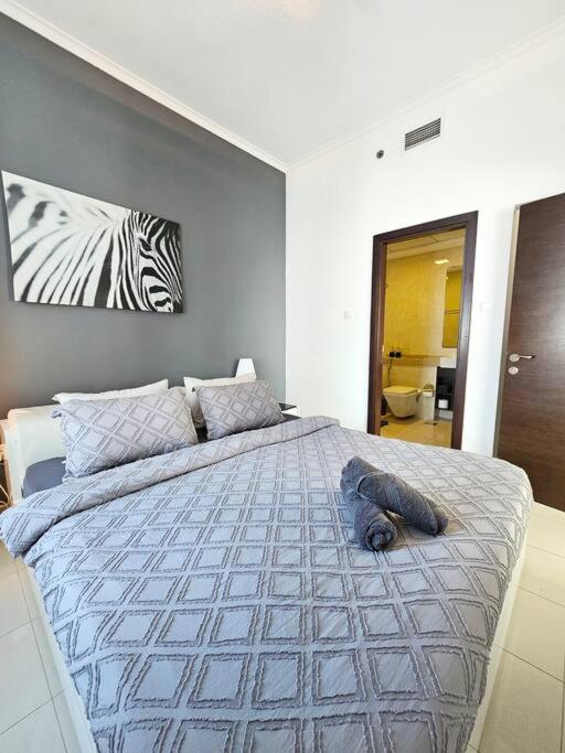 um quarto com uma cama com uma imagem de zebra na parede em Luxury Botanica Apartment 67 em Dubai