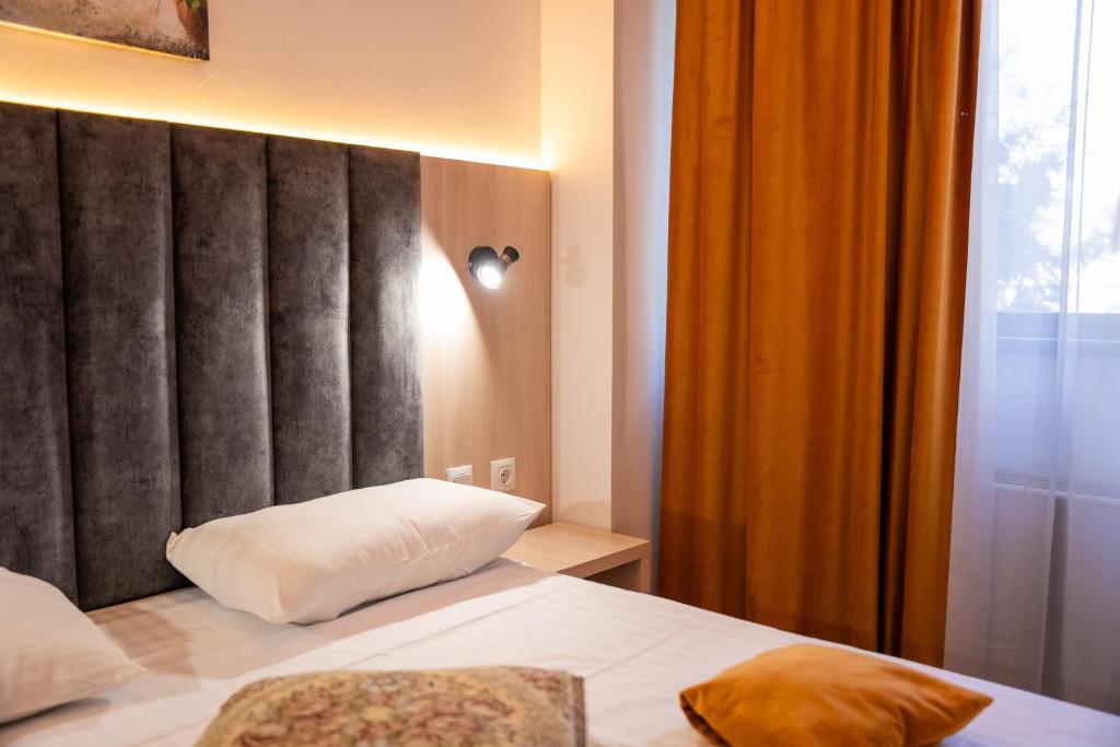 Postel nebo postele na pokoji v ubytování Hotel Cantemir