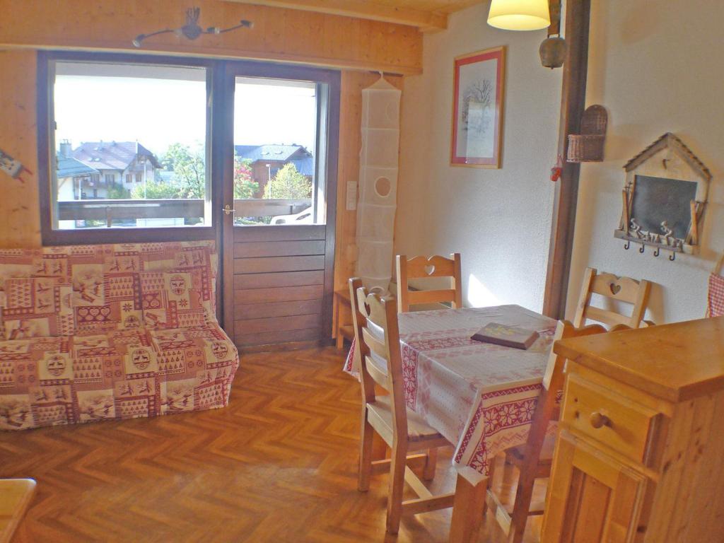 une salle à manger avec une table et des chaises et une fenêtre dans l'établissement Charmant Duplex pour 6 Pers avec Balcon et Parking - Résidence les Espaces, Samoëns - FR-1-629-29, à Samoëns