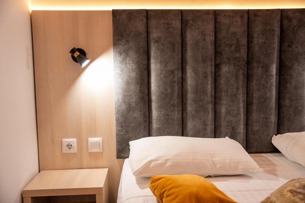 Postel nebo postele na pokoji v ubytování Hotel Cantemir