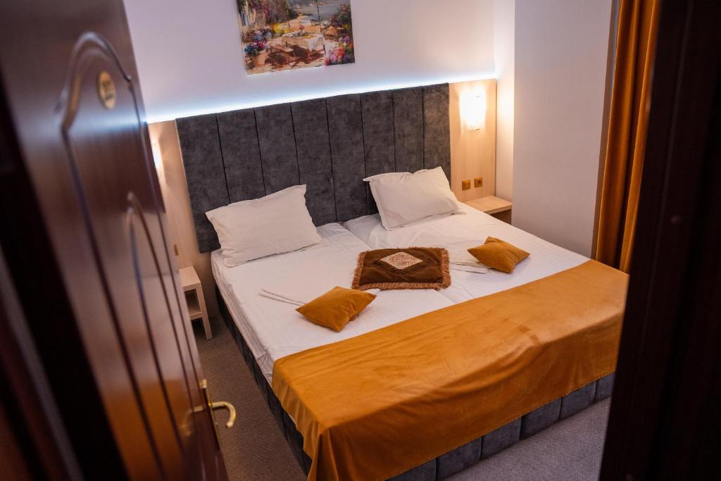 Postel nebo postele na pokoji v ubytování Hotel Cantemir