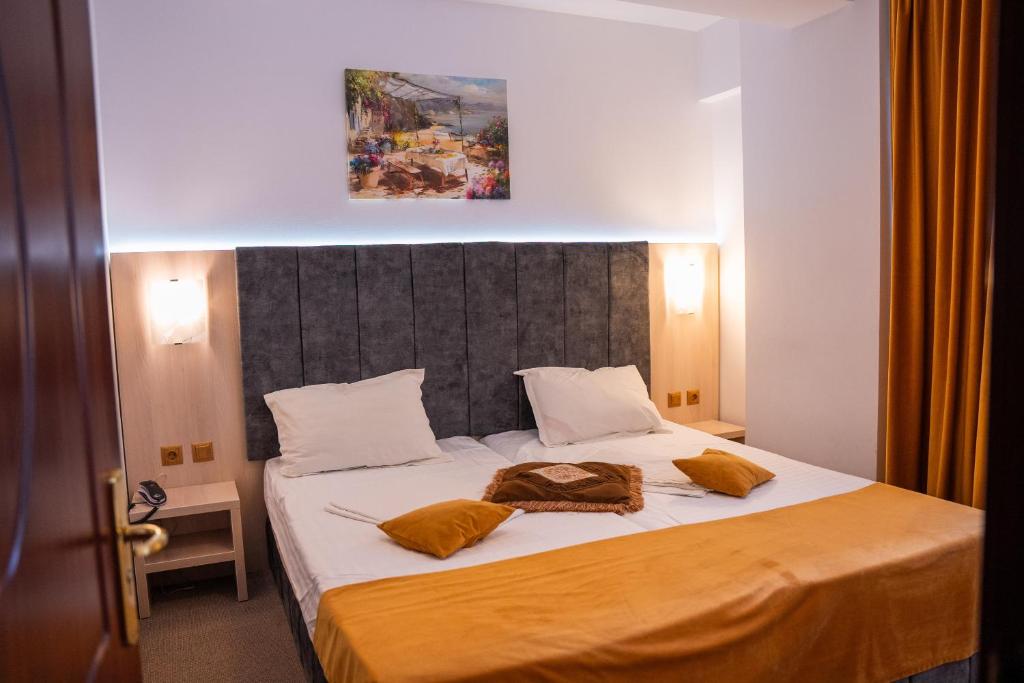 Postel nebo postele na pokoji v ubytování Hotel Cantemir