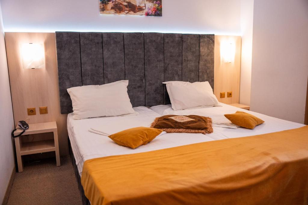 Postel nebo postele na pokoji v ubytování Hotel Cantemir