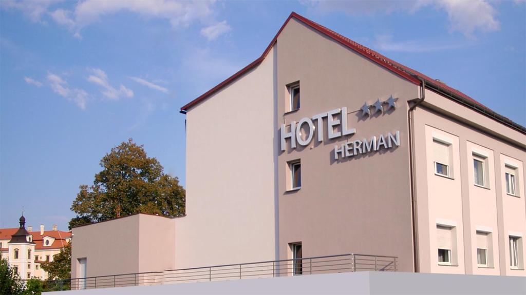 リフノフ・ナト・クニェジュノウにあるHotel Hermanの建物脇のホテルハイネマン看板