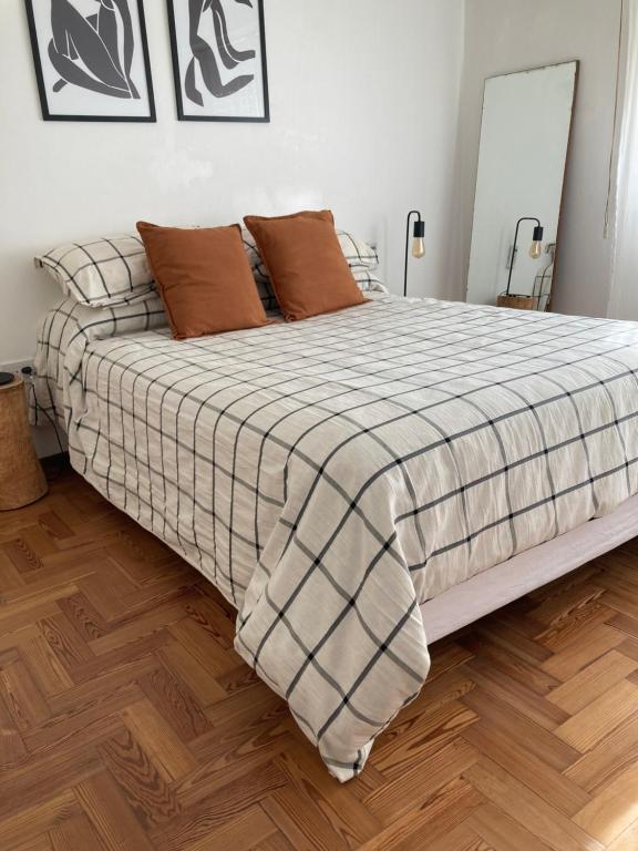 拉普拉塔的住宿－Meridiano Alquiler Temporario，一间卧室配有一张带 ⁇ 子毯子的床