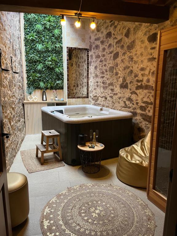 bañera grande en una habitación con alfombra en Aguamarina SPA Azagalla Rural en Casas del Abad