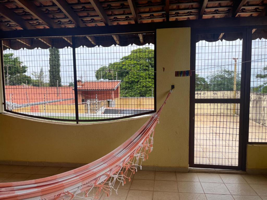 a room with a hammock in a tennis court at Estações in Campinas
