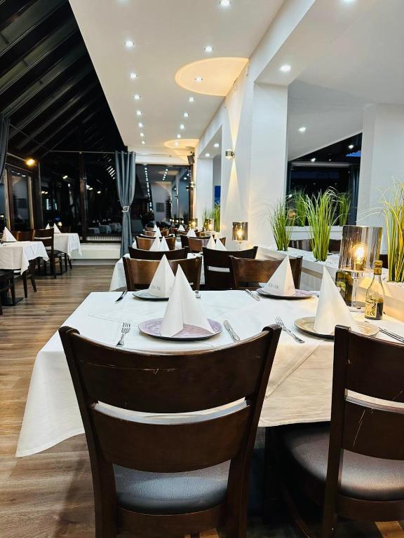 Restaurace v ubytování Hotel & Restaurant Olio é Pane ENZKLÖSTERLE