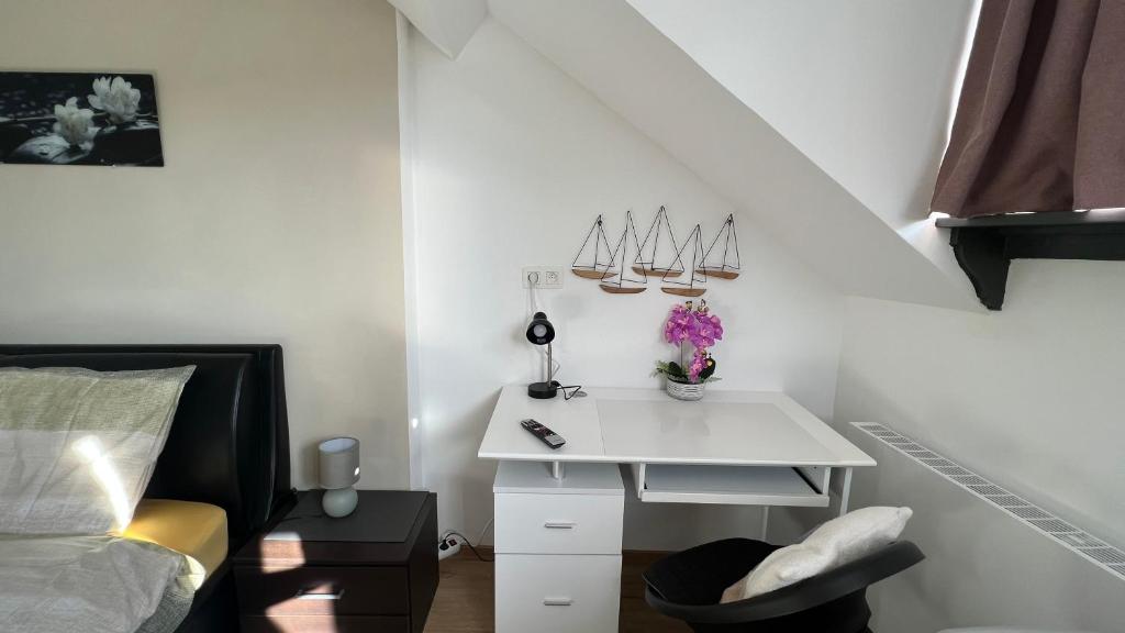 1 dormitorio con escritorio blanco y 1 cama en SalzinnesChezSoi, en Namur