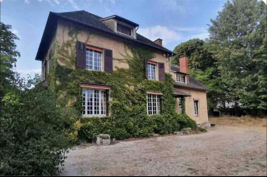 ein Haus mit Efeu, der nebenbei wächst in der Unterkunft LE PARC in Coulanges-sur-Yonne