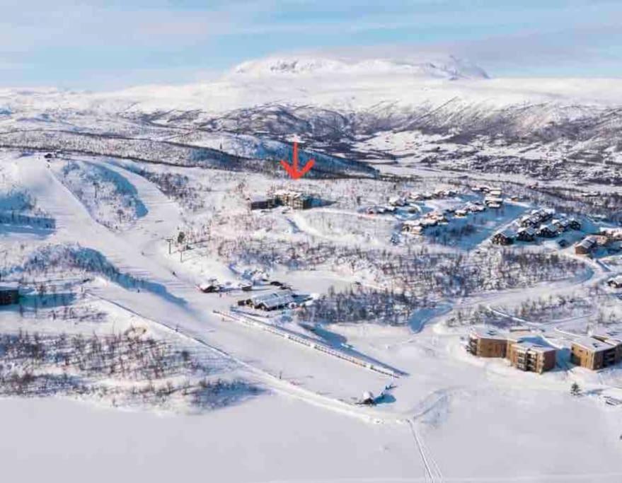 uma vista aérea de uma cidade na neve em Kikut Panorama, Geilo - sleeps 9pax, ski in/out - Modern 2 floor apart em Geilo