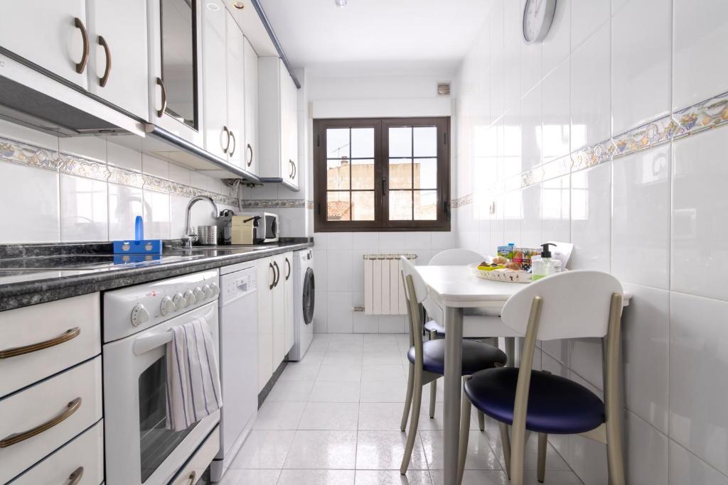A kitchen or kitchenette at Apartamento Caño Badillo - Plaza Mayor - leonapartamentos