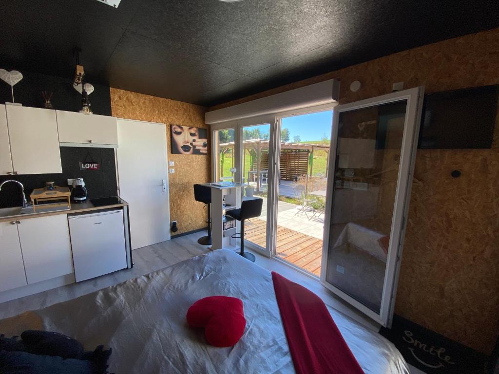 Kuchyň nebo kuchyňský kout v ubytování Mini Love Room jacuzzi privatif