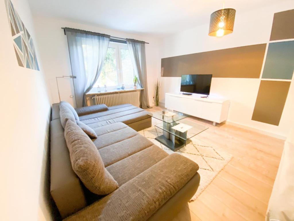 ein Wohnzimmer mit einem Sofa und einem TV in der Unterkunft 1-3 Pers. zentral gelegene, gemütliche Wohnung in Remscheid in Remscheid