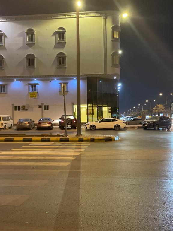 parking z samochodami zaparkowanymi przed budynkiem w obiekcie شقه مميزه بدخول ذاتي 2 w Rijadzie
