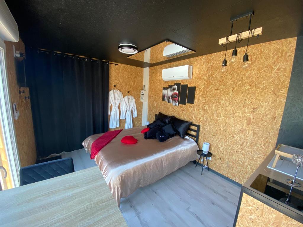 Postel nebo postele na pokoji v ubytování Mini Love Room jacuzzi privatif