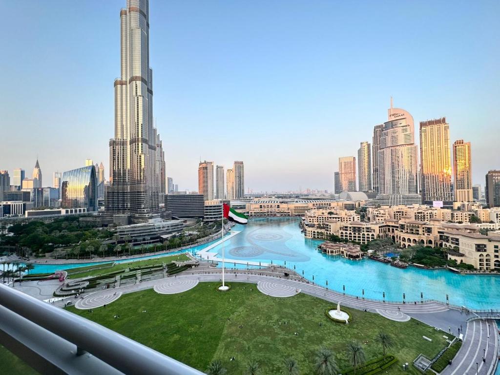 Výhled na bazén z ubytování Durrani Homes - Lavish 3BR Besides Burj Khalifa and Fountain view nebo okolí