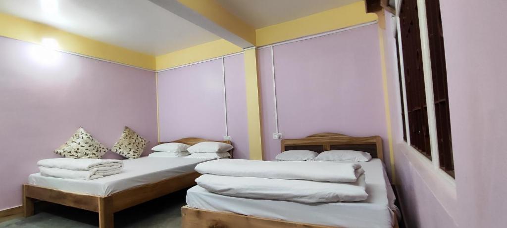 Postel nebo postele na pokoji v ubytování Sai Saraswati Homestay