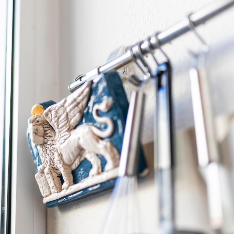 rzeźba lwa na ścianie w obiekcie Luxurious maisonette apartment at the heart of Vienna w Wiedniu