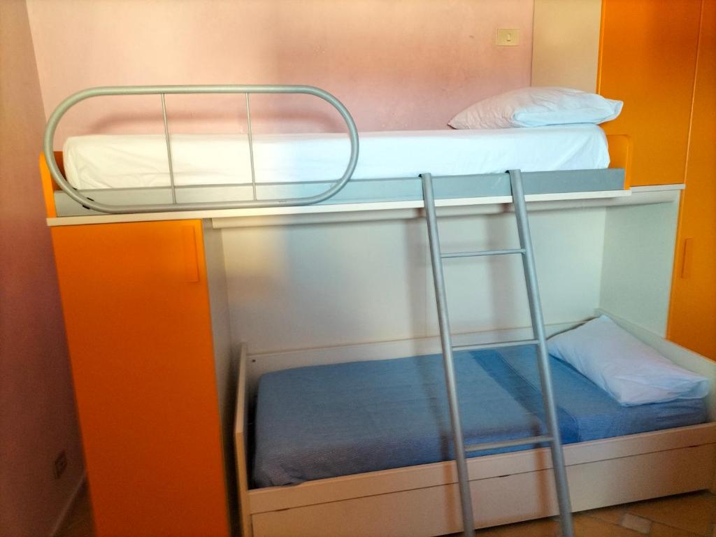 Łóżko lub łóżka piętrowe w pokoju w obiekcie Casa Santa Maria