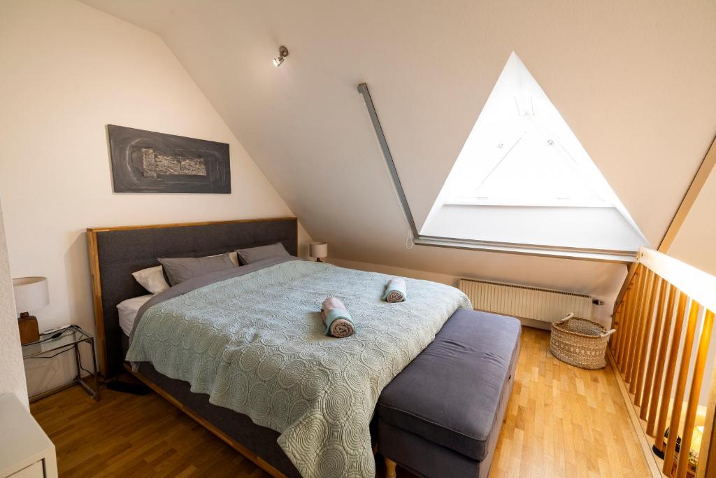 Łóżko lub łóżka w pokoju w obiekcie Luxurious maisonette apartment at the heart of Vienna