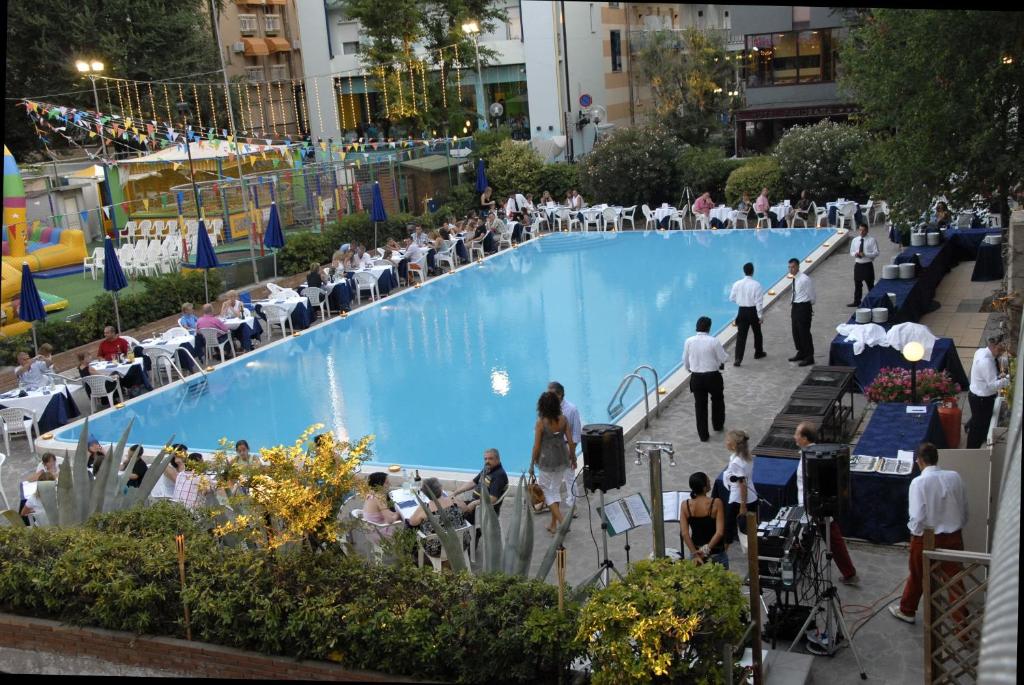 Bazén v ubytování Hotel Caravelle nebo v jeho okolí