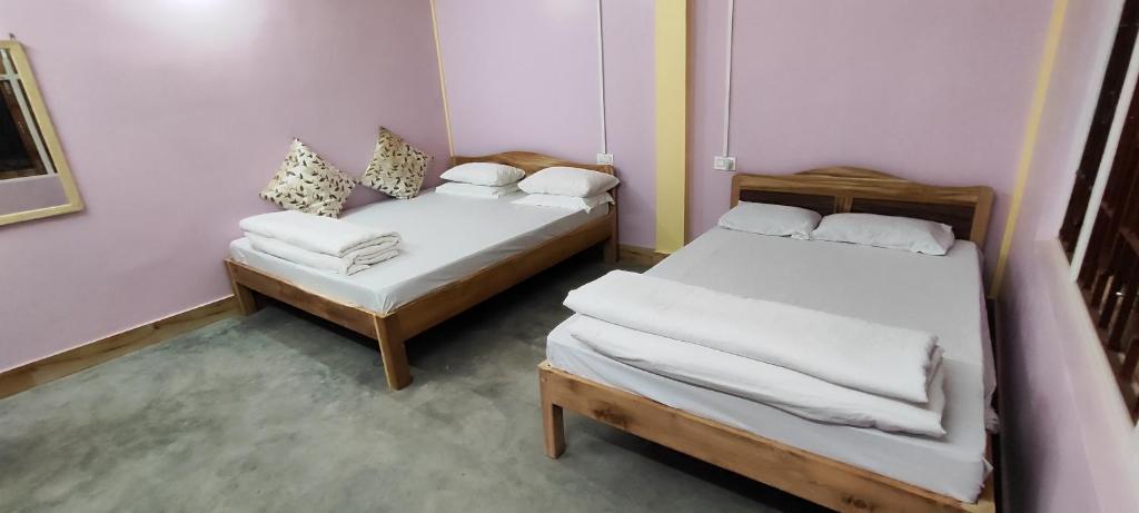 Postel nebo postele na pokoji v ubytování Sai Saraswati Homestay