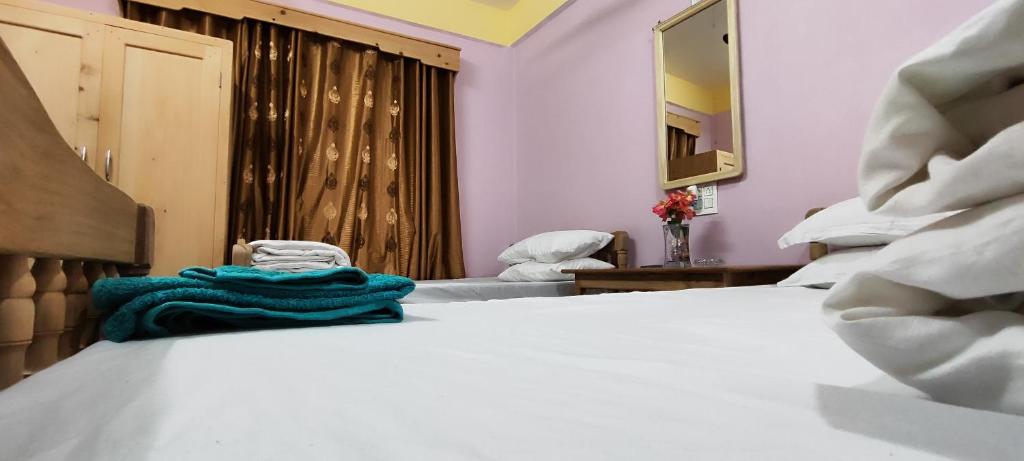 Postel nebo postele na pokoji v ubytování Sai Saraswati Homestay