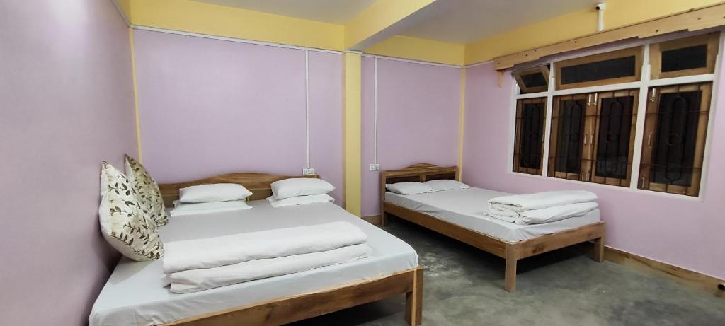 Postel nebo postele na pokoji v ubytování Sai Saraswati Homestay