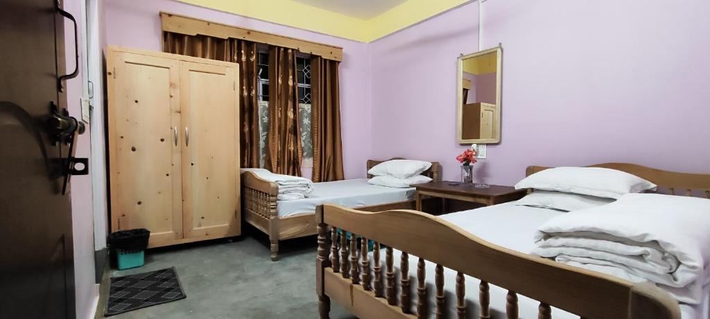 Postel nebo postele na pokoji v ubytování Sai Saraswati Homestay