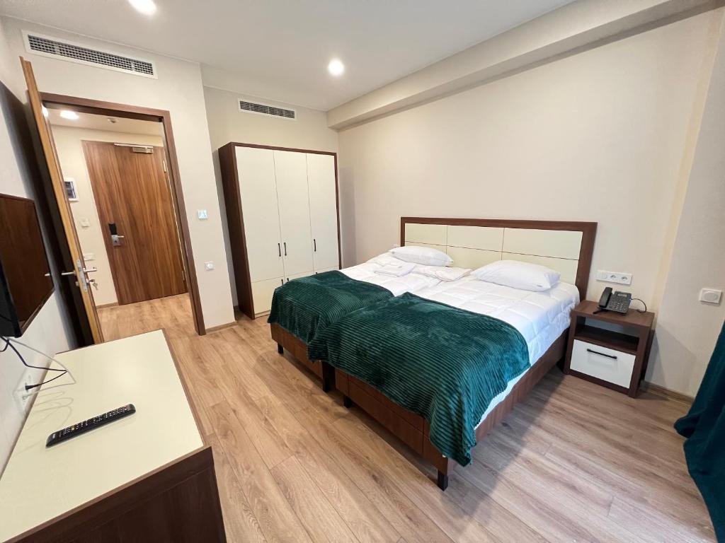 Postel nebo postele na pokoji v ubytování HOTEL WEST TBILISI