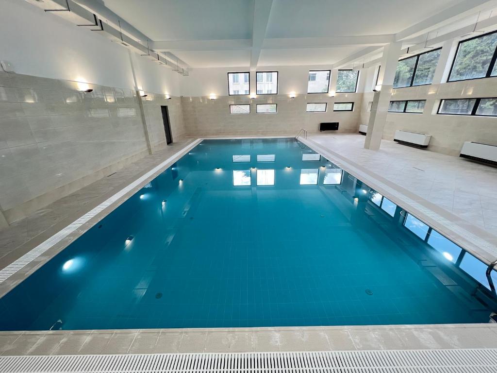 Bazén v ubytování HOTEL WEST TBILISI nebo v jeho okolí