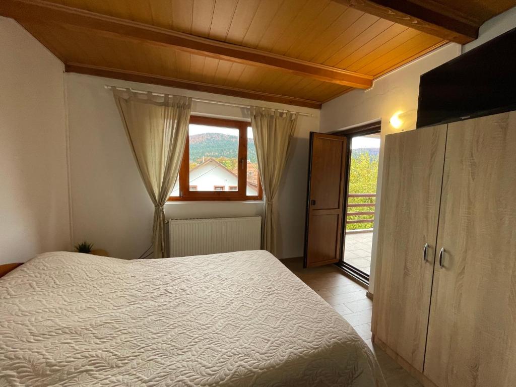 Un pat sau paturi într-o cameră la Villa Forrest Bușteni
