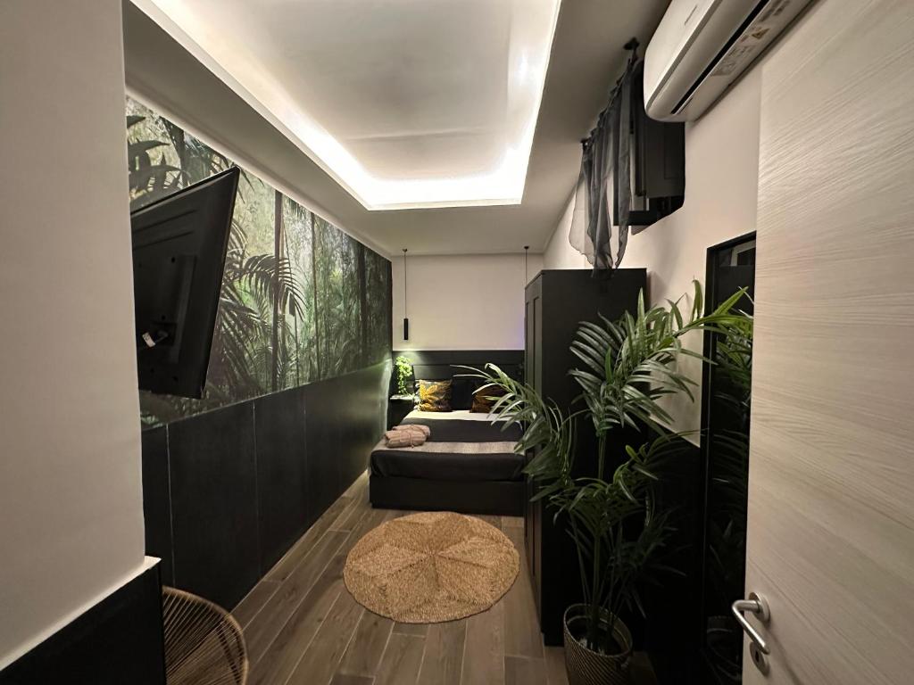 un soggiorno con un divano e alcune piante di Falco Luxury Home a Napoli