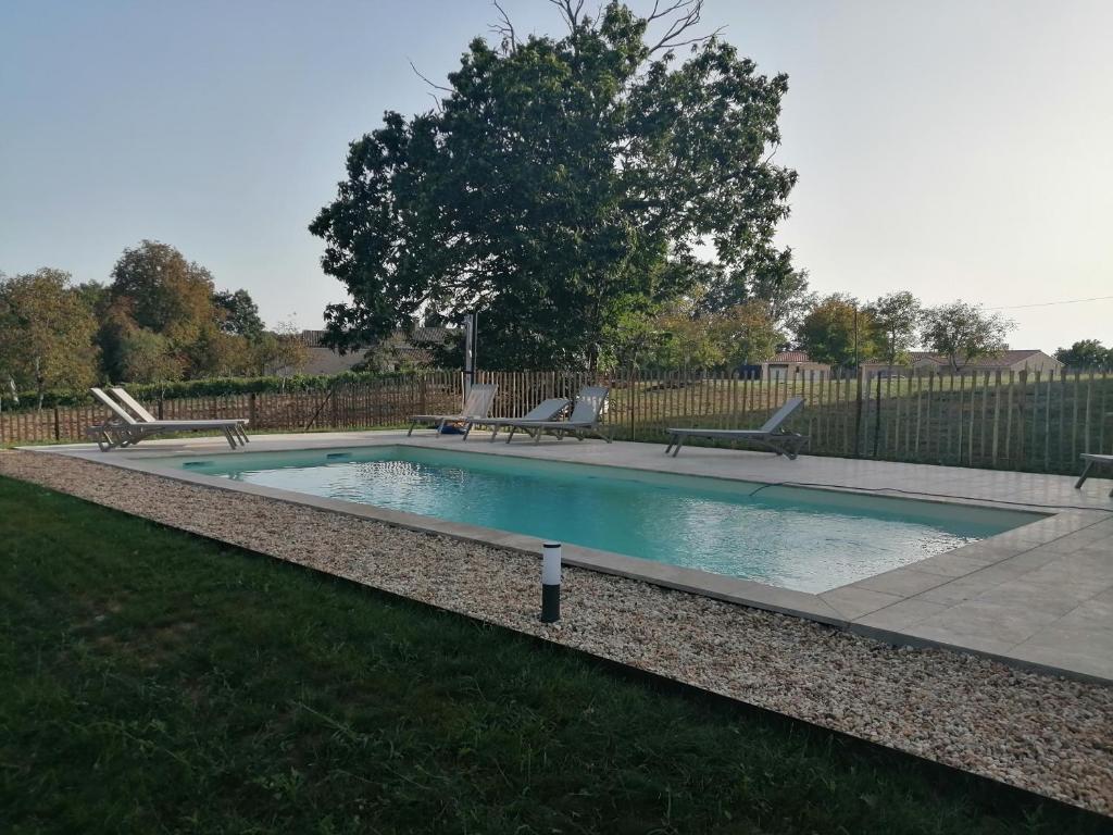 The swimming pool at or close to Gîte Les Mareillauds - Piscine