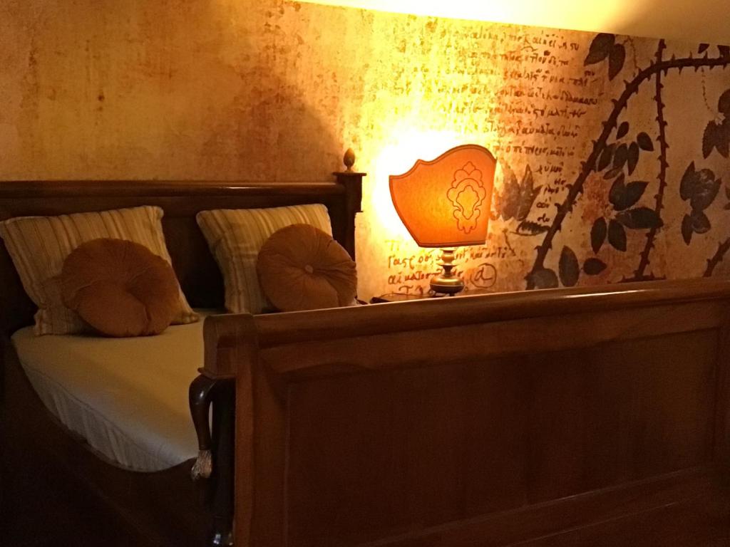 1 dormitorio con 1 cama con lámpara. en Villa Moglietta, en Albaretto Della Torre 