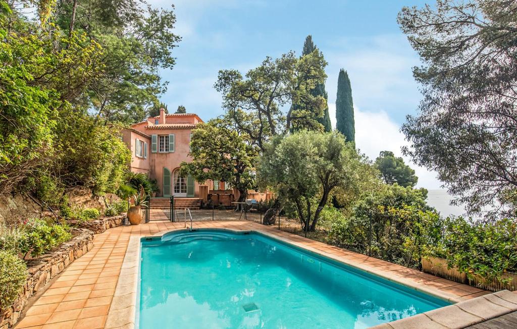 Piscina de la sau aproape de Villa la Malpagne, 400m2 les pieds dans l'eau