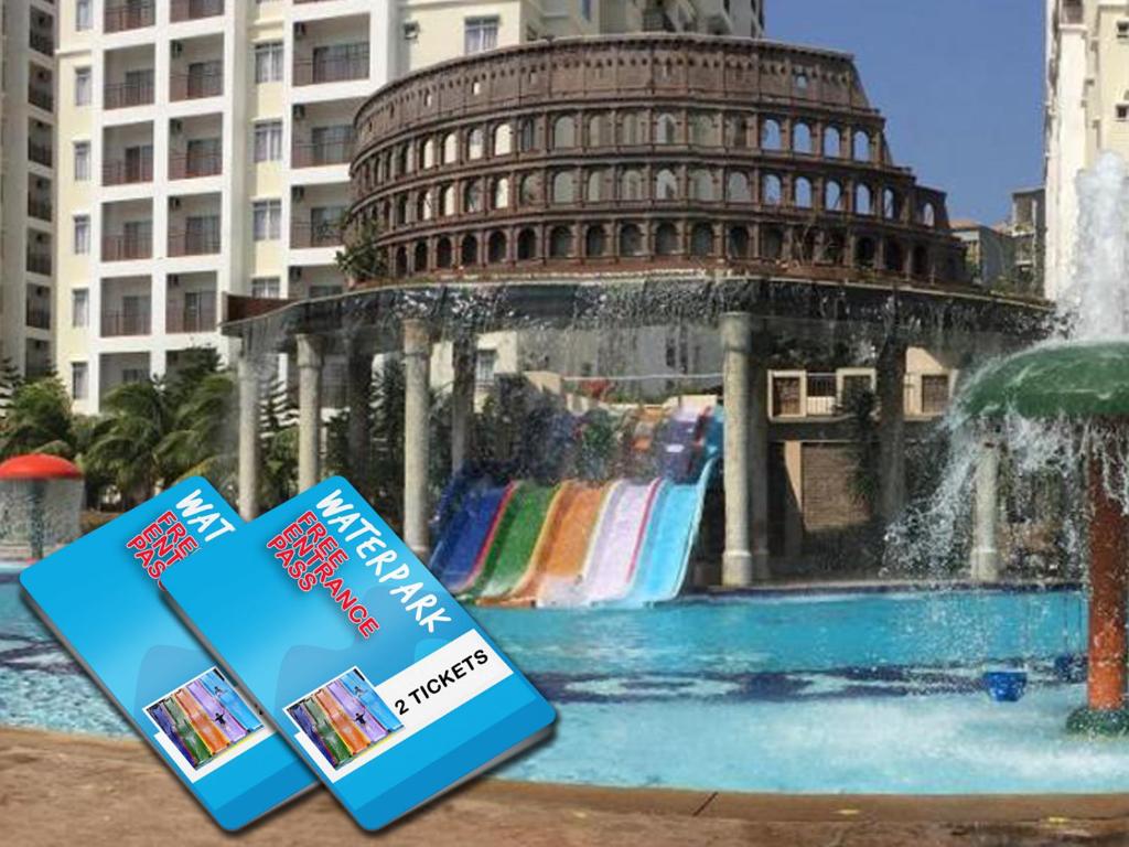 馬六甲的住宿－STUDIO ROOM at BAYOULAGOON RESORT, MELAKA，两本书坐在一个带塔的喷泉旁