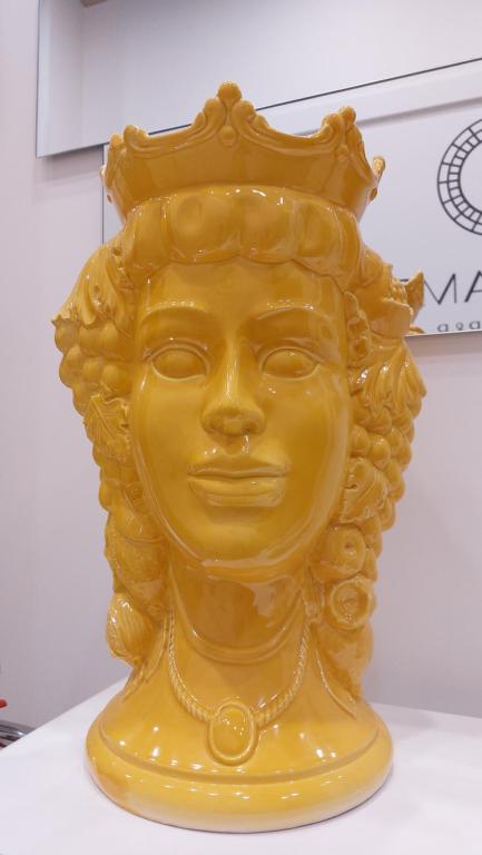 um vaso amarelo com um rosto em cima em LUSSUOSAMENTE Luxury B&B em Caltanissetta