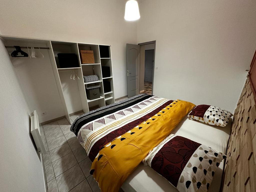 拉馬盧萊班的住宿－Superbe appartement，一间卧室配有一张黄色毯子床