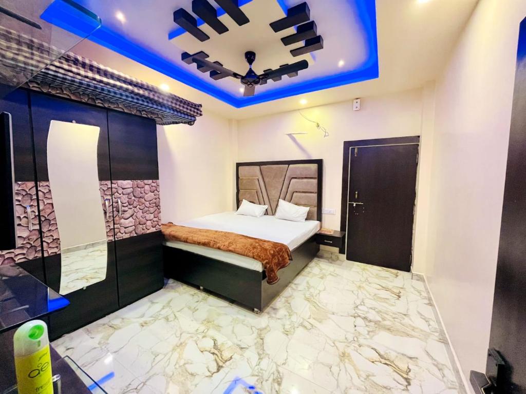 sypialnia z łóżkiem i żyrandolem w obiekcie KRISHNA PALACE w mieście Ujjain